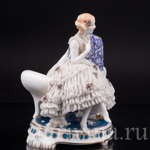 Фарфоровая статуэтка Дама с цветной шалью, кружевная, E. A. Muller, Германия, 1890-1927 ГГ.