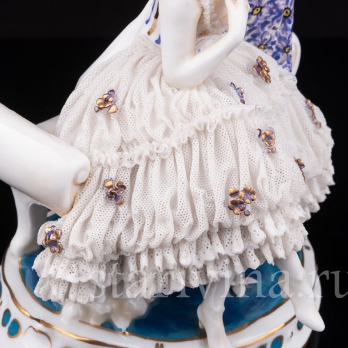 Фарфоровая статуэтка Дама с цветной шалью, кружевная, E. A. Muller, Германия, 1890-1927 ГГ.