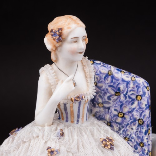 Фарфоровая статуэтка Дама с цветной шалью, кружевная, E. A. Muller, Германия, 1890-1927 ГГ.