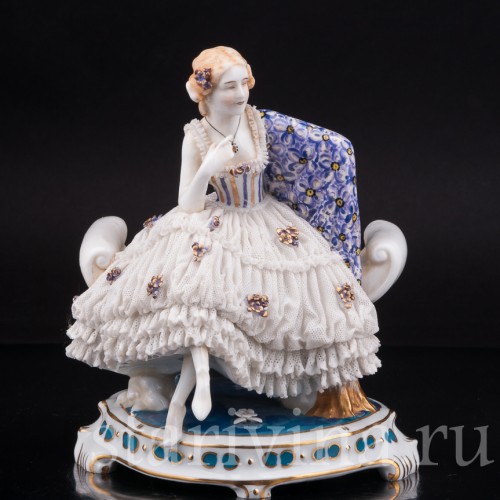 Фарфоровая статуэтка Дама с цветной шалью, кружевная, E. A. Muller, Германия, 1890-1927 ГГ.