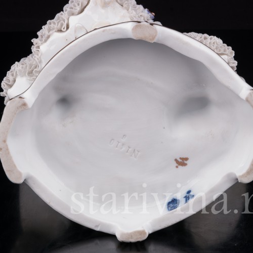 Фарфоровая статуэтка Дама с цветной шалью, кружевная, E. A. Muller, Германия, 1890-1927 ГГ.