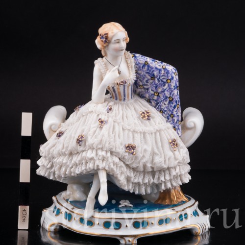 Фарфоровая статуэтка Дама с цветной шалью, кружевная, E. A. Muller, Германия, 1890-1927 ГГ.