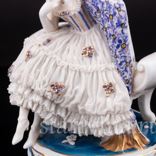 Фарфоровая статуэтка Дама с цветной шалью, кружевная, E. A. Muller, Германия, 1890-1927 ГГ.