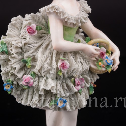 Фарфоровая статуэтка Маленькая балерина с корзинкой цветов, кружевная, Volkstedt, Германия, до 1935 г.