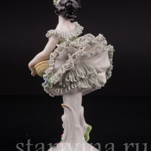 Фарфоровая статуэтка Маленькая балерина с корзинкой цветов, кружевная, Volkstedt, Германия, до 1935 г.