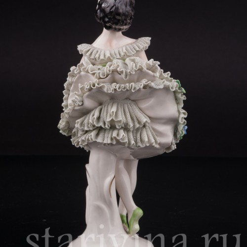 Фарфоровая статуэтка Маленькая балерина с корзинкой цветов, кружевная, Volkstedt, Германия, до 1935 г.