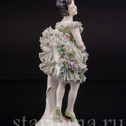 Фарфоровая статуэтка Маленькая балерина с корзинкой цветов, кружевная, Volkstedt, Германия, до 1935 г.