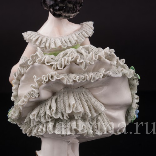 Фарфоровая статуэтка Маленькая балерина с корзинкой цветов, кружевная, Volkstedt, Германия, до 1935 г.