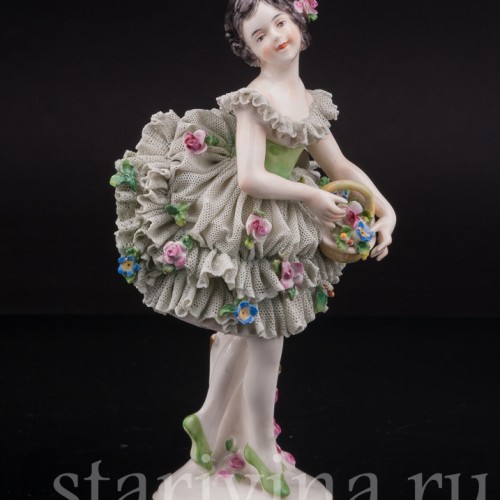 Фарфоровая статуэтка Маленькая балерина с корзинкой цветов, кружевная, Volkstedt, Германия, до 1935 г.