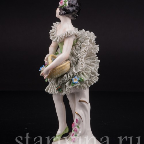 Фарфоровая статуэтка Маленькая балерина с корзинкой цветов, кружевная, Volkstedt, Германия, до 1935 г.