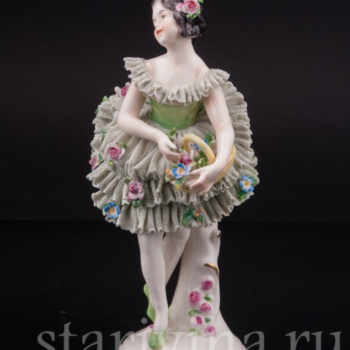 Фарфоровая статуэтка Маленькая балерина с корзинкой цветов, кружевная, Volkstedt, Германия, до 1935 г.