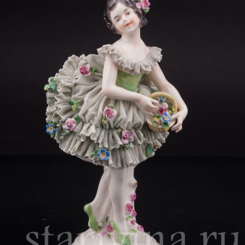 Фарфоровая статуэтка Маленькая балерина с корзинкой цветов, кружевная, Volkstedt, Германия, до 1935 г.