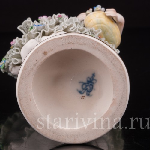 Фарфоровая статуэтка Маленькая балерина с корзинкой цветов, кружевная, Volkstedt, Германия, до 1935 г.