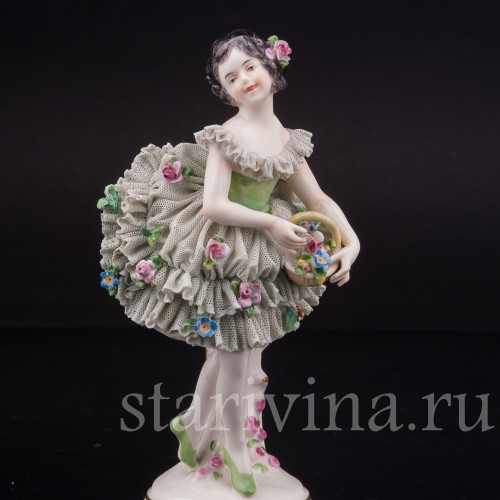 Фарфоровая статуэтка Маленькая балерина с корзинкой цветов, кружевная, Volkstedt, Германия, до 1935 г.