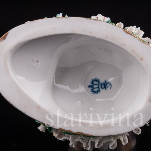 Статуэтка из фарфора Девочка в розовом капоре, кружевная, Sitzendorf, Германия, сер. 20 века.