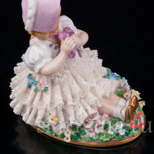 Статуэтка из фарфора Девочка в розовом капоре, кружевная, Sitzendorf, Германия, сер. 20 века.