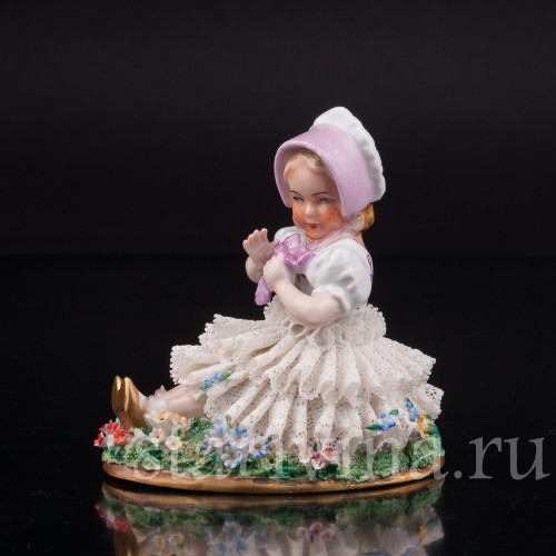 Статуэтка из фарфора Девочка в розовом капоре, кружевная, Sitzendorf, Германия, сер. 20 века.