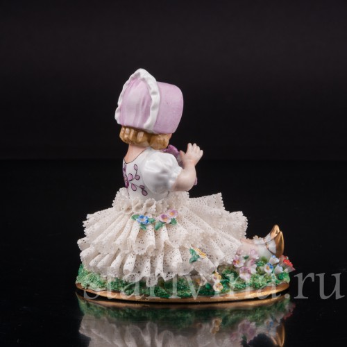 Статуэтка из фарфора Девочка в розовом капоре, кружевная, Sitzendorf, Германия, сер. 20 века.