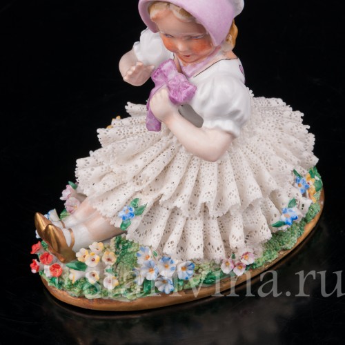 Статуэтка из фарфора Девочка в розовом капоре, кружевная, Sitzendorf, Германия, сер. 20 века.