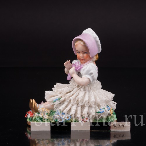 Статуэтка из фарфора Девочка в розовом капоре, кружевная, Sitzendorf, Германия, сер. 20 века.