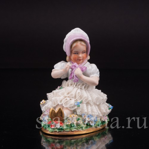 Статуэтка из фарфора Девочка в розовом капоре, кружевная, Sitzendorf, Германия, сер. 20 века.