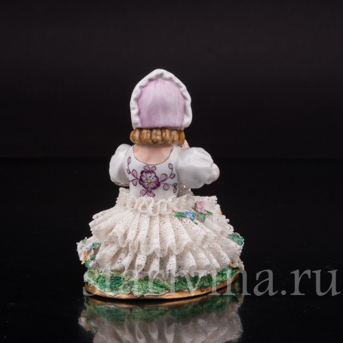 Статуэтка из фарфора Девочка в розовом капоре, кружевная, Sitzendorf, Германия, сер. 20 века.