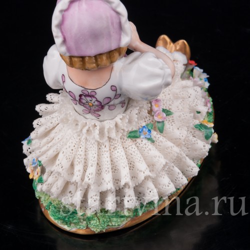 Статуэтка из фарфора Девочка в розовом капоре, кружевная, Sitzendorf, Германия, сер. 20 века.