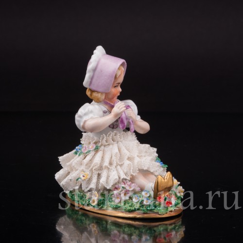 Статуэтка из фарфора Девочка в розовом капоре, кружевная, Sitzendorf, Германия, сер. 20 века.