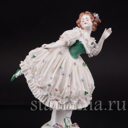 Фарфоровая статуэтка балерины Тамара Карсавина в роли Коломбины, кружевная, Дрезден, Германия, до 1935 года.