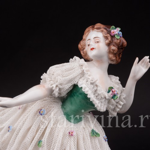 Фарфоровая статуэтка балерины Тамара Карсавина в роли Коломбины, кружевная, Дрезден, Германия, до 1935 года.