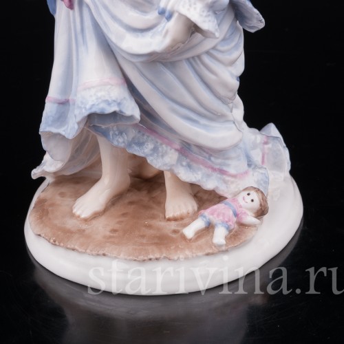 Фигурка из фарфора Колыбельная, девочка с куклами, Royal Worcester, Великобритания, 1989 год.