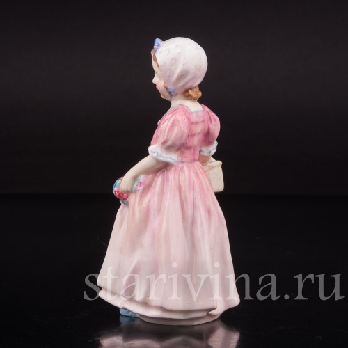Фигурка девочки из фарфора Звенящий колокольчик, Royal Doulton, Великобритания, пер. пол. 20 века.