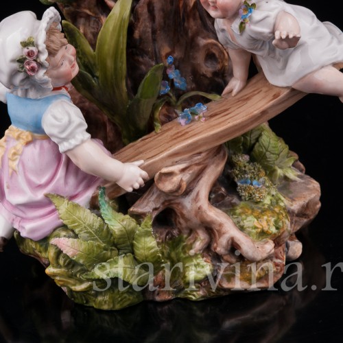 Фарфоровая композиция Дети на качелях, вазочка в виде дуба, Richard Eckert & Co, Германия, кон. 19.