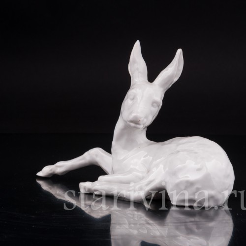 Фигурка из фарфора Лежащий оленёнок, Schaubach Kunst, Германия.