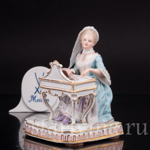 Фарфоровая статуэтка Девушка за клавикордом, аллегория слуха, кружевная, Meissen, Германия, 19 век.