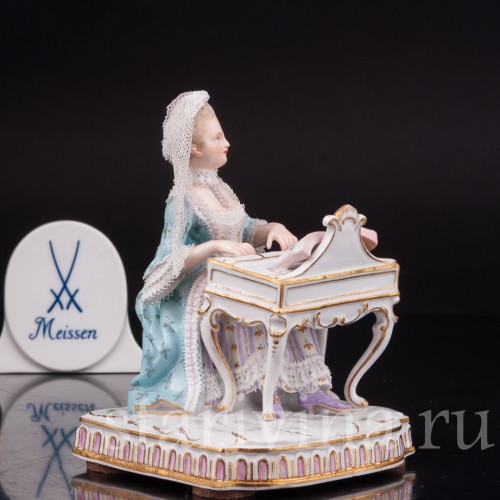 Фарфоровая статуэтка Девушка за клавикордом, аллегория слуха, кружевная, Meissen, Германия, 19 век.