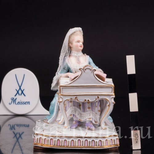 Фарфоровая статуэтка Девушка за клавикордом, аллегория слуха, кружевная, Meissen, Германия, 19 век.