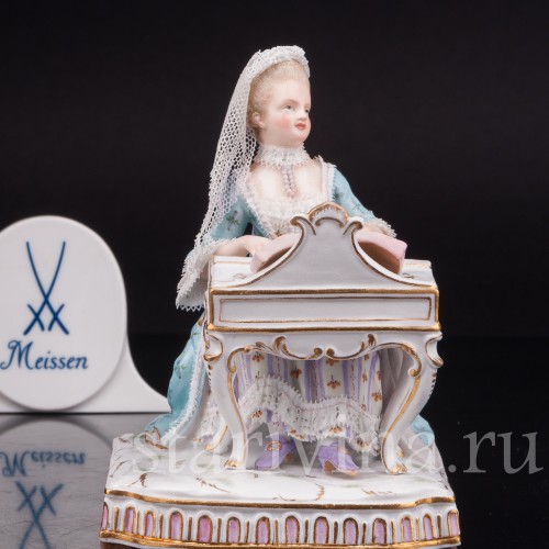 Фарфоровая статуэтка Девушка за клавикордом, аллегория слуха, кружевная, Meissen, Германия, 19 век.