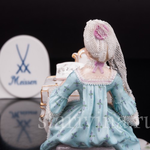 Фарфоровая статуэтка Девушка за клавикордом, аллегория слуха, кружевная, Meissen, Германия, 19 век.