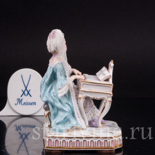 Фарфоровая статуэтка Девушка за клавикордом, аллегория слуха, кружевная, Meissen, Германия, 19 век.