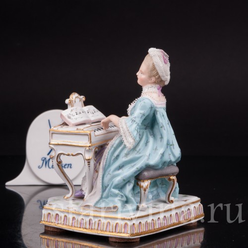Фарфоровая статуэтка Девушка за клавикордом, аллегория слуха, кружевная, Meissen, Германия, 19 век.