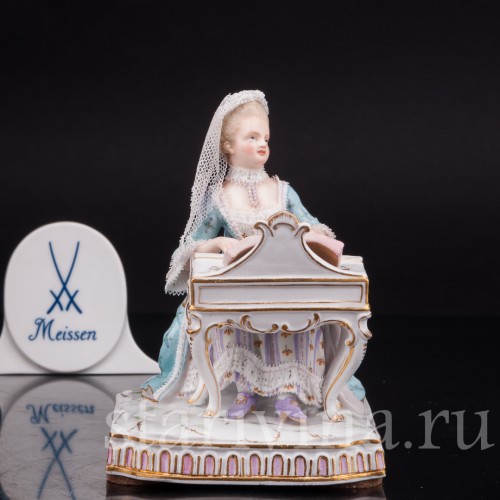 Фарфоровая статуэтка Девушка за клавикордом, аллегория слуха, кружевная, Meissen, Германия, 19 век.