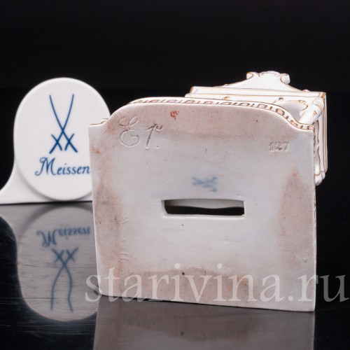 Фарфоровая статуэтка Девушка за клавикордом, аллегория слуха, кружевная, Meissen, Германия, 19 век.