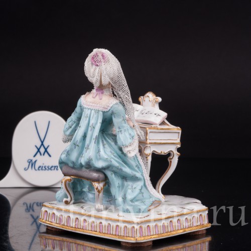 Фарфоровая статуэтка Девушка за клавикордом, аллегория слуха, кружевная, Meissen, Германия, 19 век.