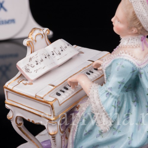 Фарфоровая статуэтка Девушка за клавикордом, аллегория слуха, кружевная, Meissen, Германия, 19 век.