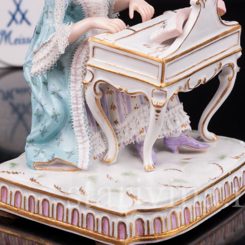 Фарфоровая статуэтка Девушка за клавикордом, аллегория слуха, кружевная, Meissen, Германия, 19 век.