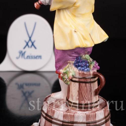 Фарфоровая статуэтка Мальчик с флейтой на бочке, Meissen, Германия, пер. пол. 20 в.