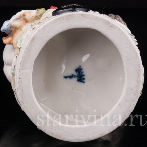 Фигурка из фарфора Аллегория лета, девочка с серпом, Ackermann & Fritze, Германия, пер. пол. 20 века.