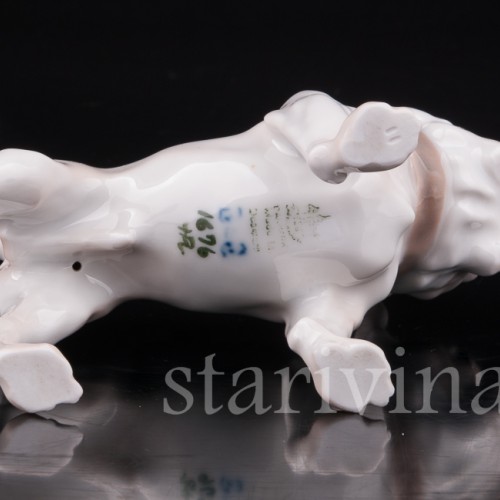 Фигурка собаки из фарфора Английский бульдог, "Забияка", Bing & Grondahl, Дания, 1950 гг.