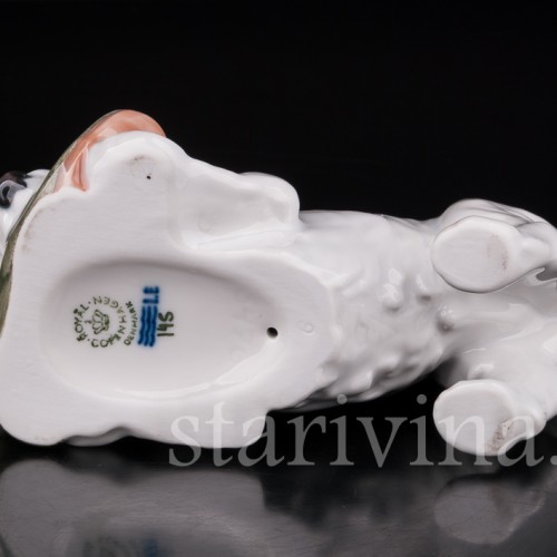 Фигурка собаки из фарфора Вест-хайлед-уайт терьер с ботинком, Royal Copenhagen, Дания.